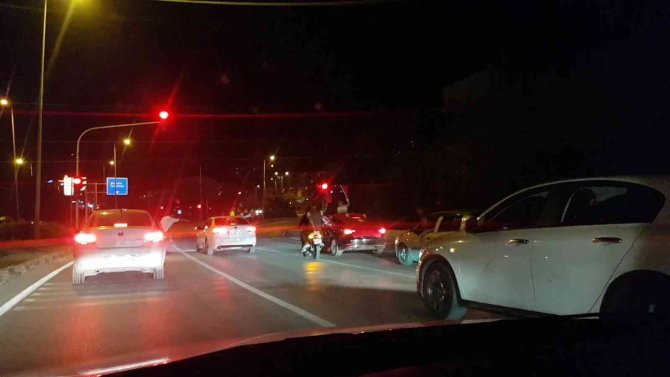 Asker uğurlama konvoyunda araçların camlarından sarktılar