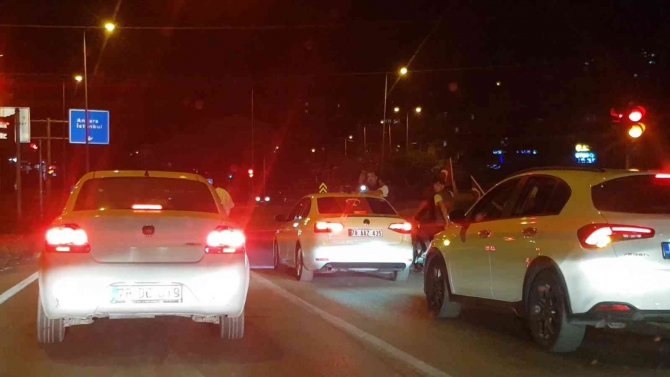 Asker uğurlama konvoyunda araçların camlarından sarktılar