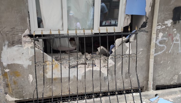 Brandası takılan kamyonet binaya çarptı