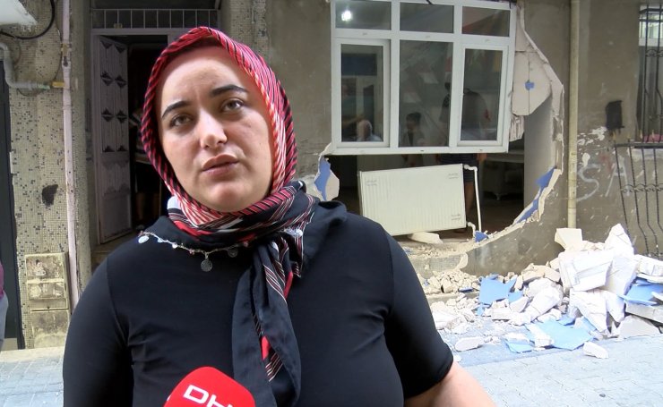 Brandası takılan kamyonet binaya çarptı