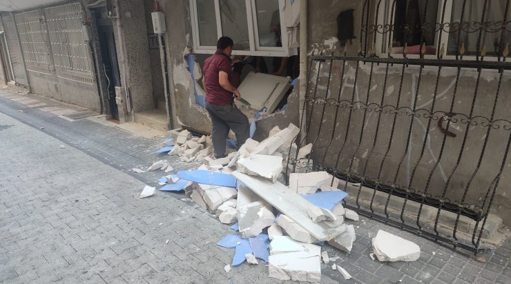 Brandası takılan kamyonet binaya çarptı