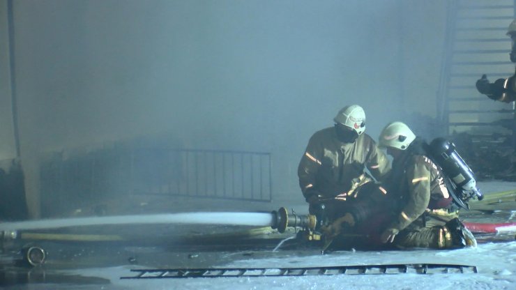 Depodaki yangın 7 saattir sürüyor