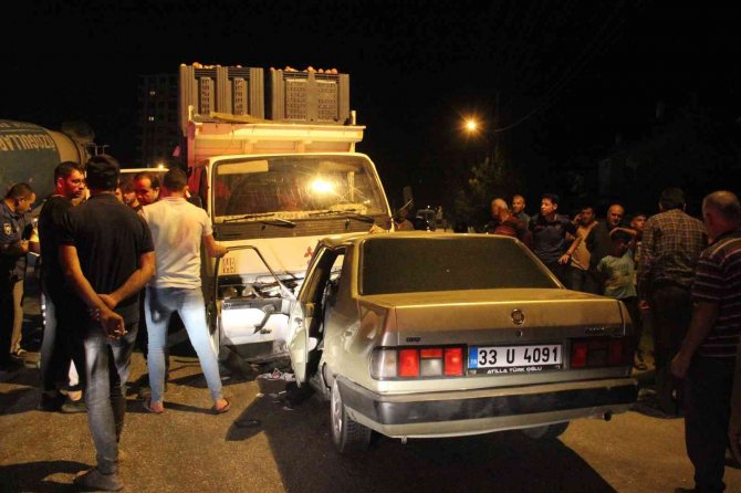 Elma yüklü kamyonet ile otomobil kafa kafaya çarpıştı: 2 yaralı
