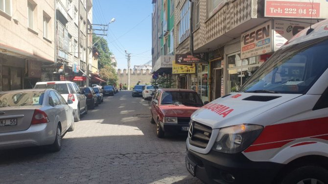 Evinde asılı halde bulundu