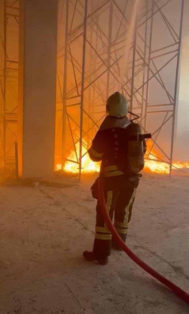 Fabrika inşaatında kaynak yapılırken çıkan kıvılcım yangına yol açtı