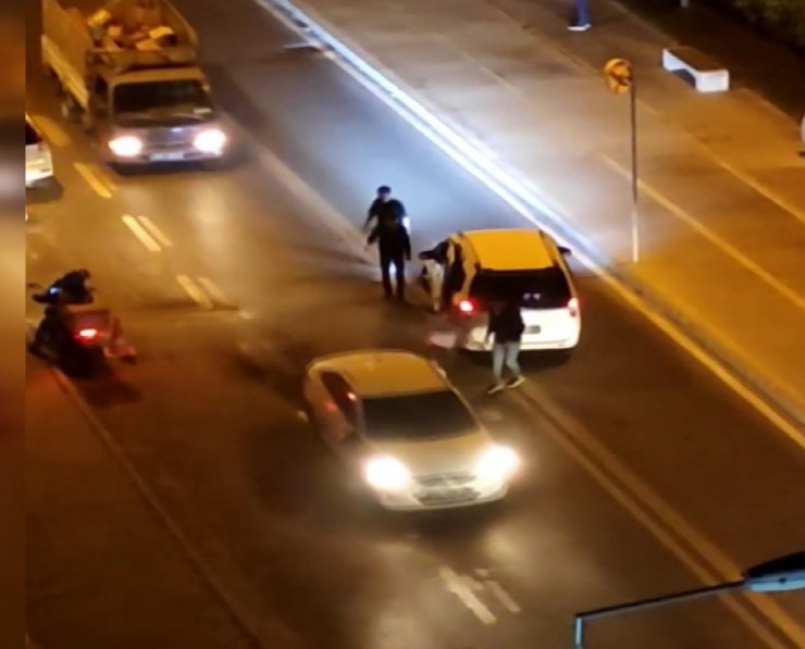 Kardeşine laf atanlara dehşeti yaşattı