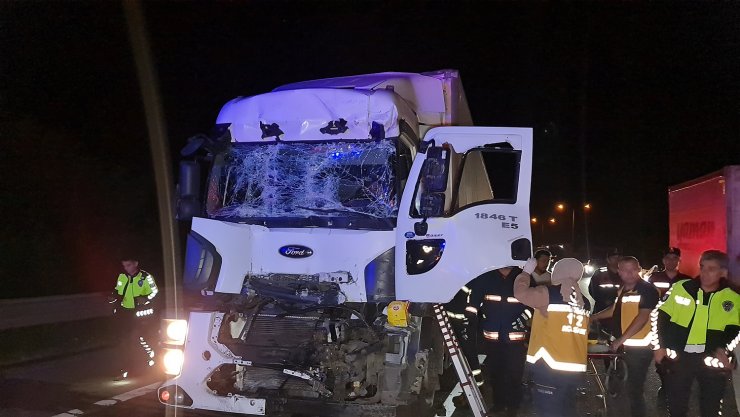 Kazada sıkışan TIR sürücüsü, telefonla konuşmaya devam etti