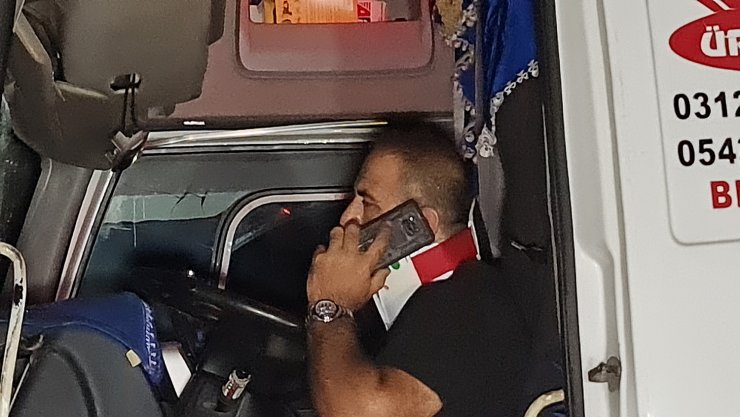 Kazada sıkışan TIR sürücüsü, telefonla konuşmaya devam etti