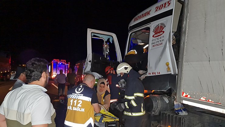 Kazada sıkışan TIR sürücüsü, telefonla konuşmaya devam etti