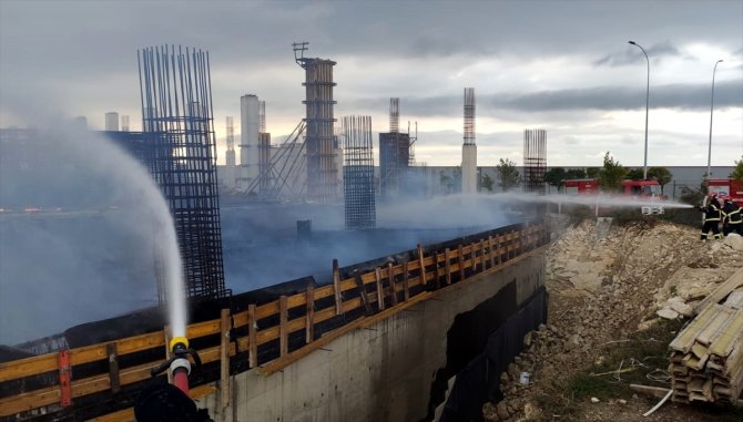 Kocaeli'de fabrika inşaatında çıkan yangına müdahale ediliyor