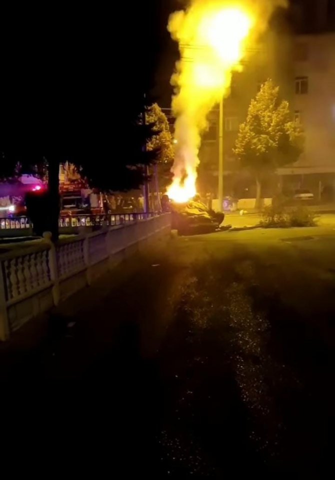 Konya'da aşırı süratli otomobil takla atarak alev aldı!