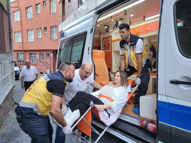 Merdivenlerden düşüp iki ayağını kıran genç sınava ambulansla geldi