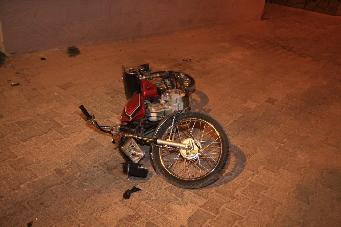 Motosikletten savrulan genç ağır yaralandı