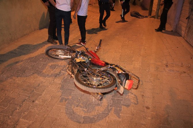 Motosikletten savrulan genç ağır yaralandı