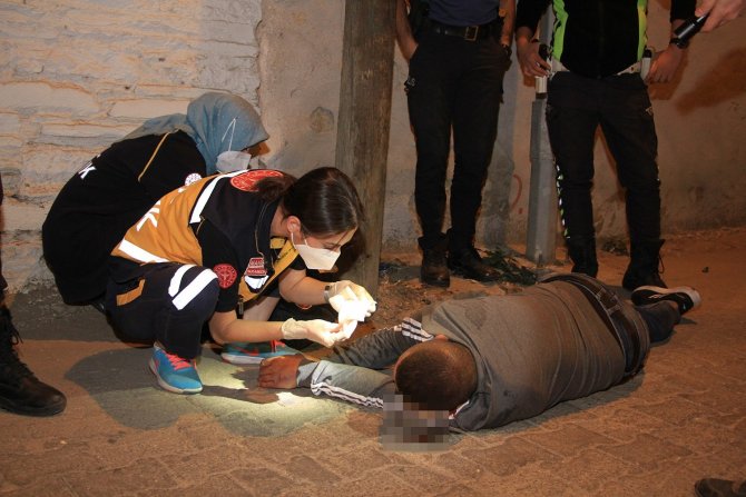 Motosikletten savrulan genç ağır yaralandı