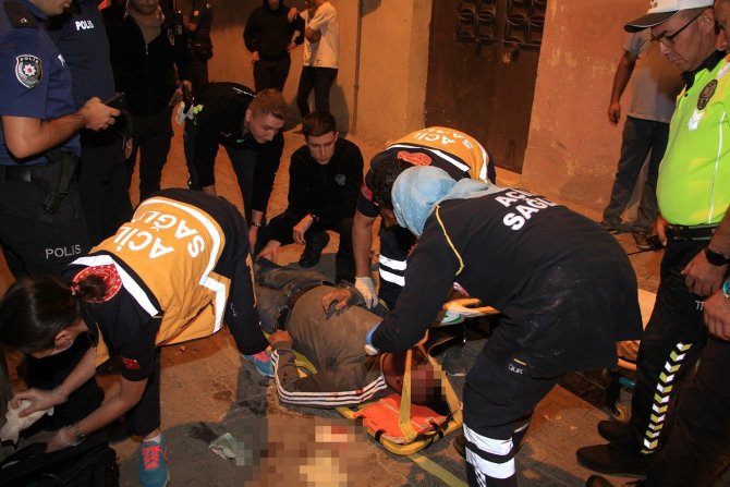 Motosikletten savrulan genç ağır yaralandı