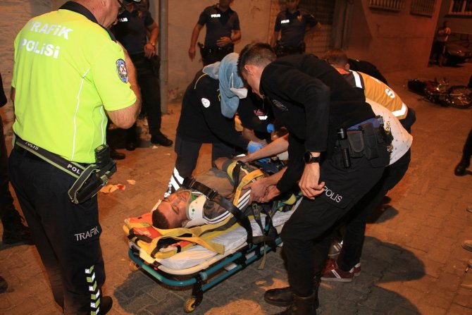 Motosikletten savrulan genç ağır yaralandı