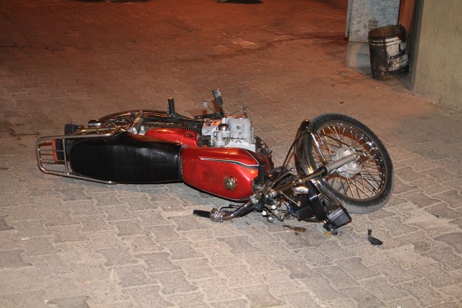 Motosikletten savrulan genç ağır yaralandı