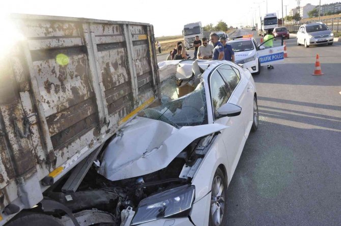 Otomobil duran çekiciye arkadan çarptı: 4 yaralı