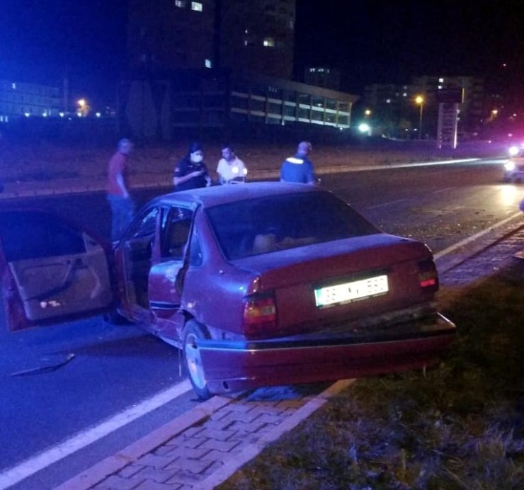 Otomobil, yolcu otobüsüne çarptı: 5 yaralı