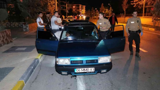 Polisin alkollü sürücü ile imtihanı: Alkolmetreyi üflemek istemedi, cezayı duyunca ikna oldu