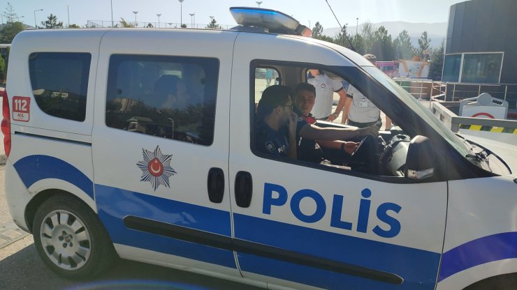 Sınava geç kalan adayların yardımına polisler yetişti