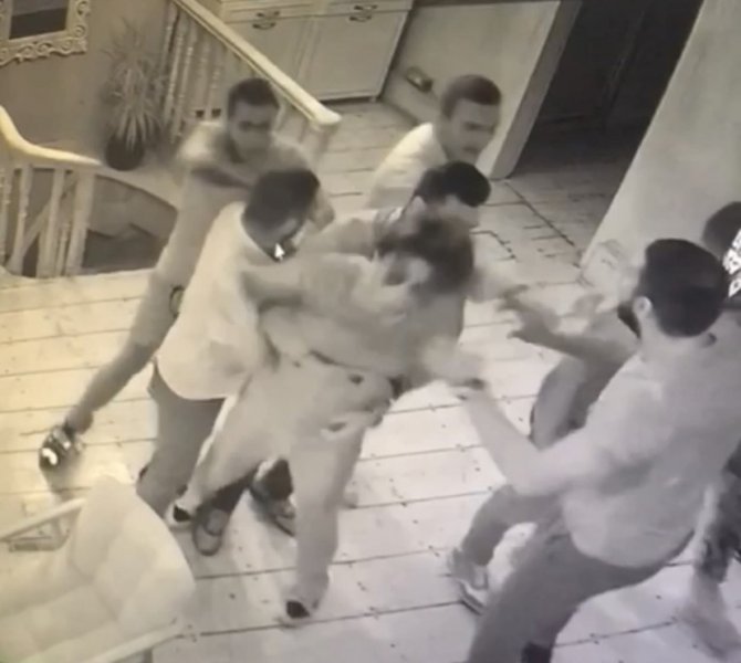 Ünlü restoranda silahlı “fasıl” kavgası kamerada: Tribün liderinin başında şişe kırdılar