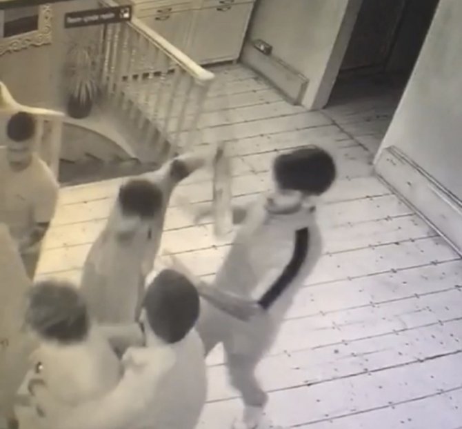 Ünlü restoranda silahlı “fasıl” kavgası kamerada: Tribün liderinin başında şişe kırdılar