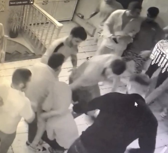 Ünlü restoranda silahlı “fasıl” kavgası kamerada: Tribün liderinin başında şişe kırdılar