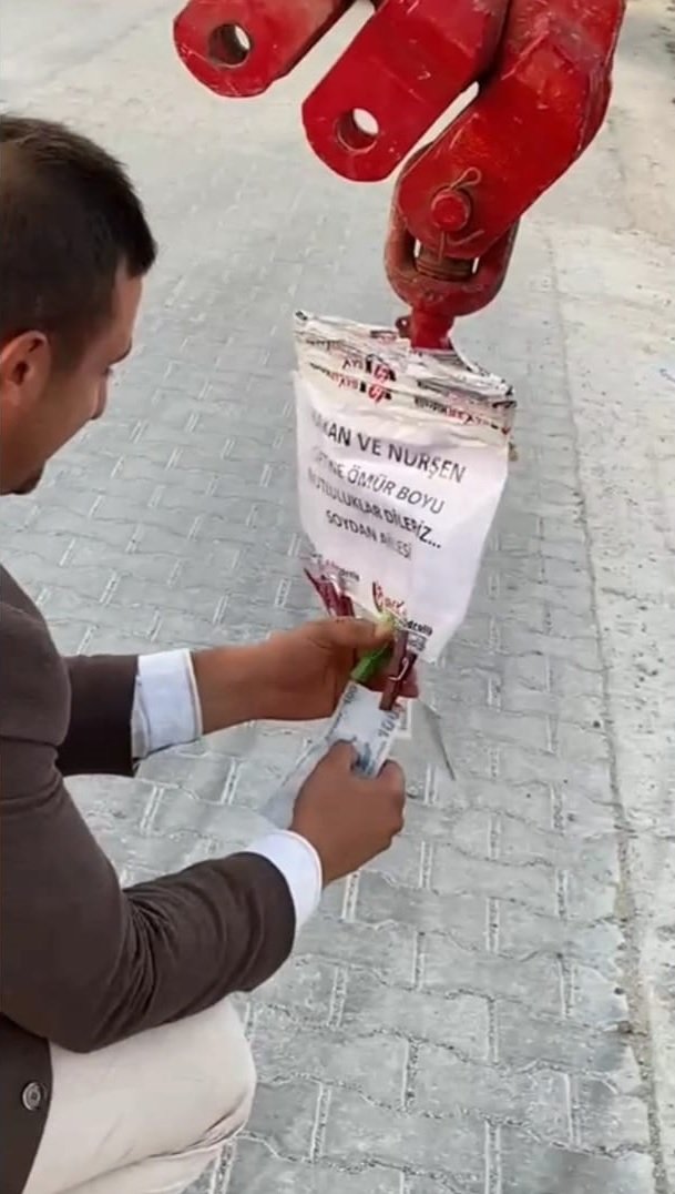 Vinçle gelin arabasının önünü kesip, bahşiş istedi