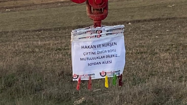 Vinçle gelin arabasının önünü kesip, bahşiş istedi