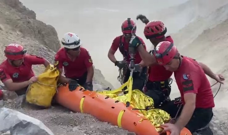 Zirve tırmanışı yapan dağcıların üzerine kaya yuvarlandı: 1 ölü, 2 yaralı