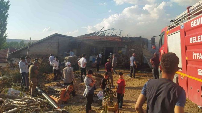 Alevlere teslim olan ahır ve samanlık küle döndü