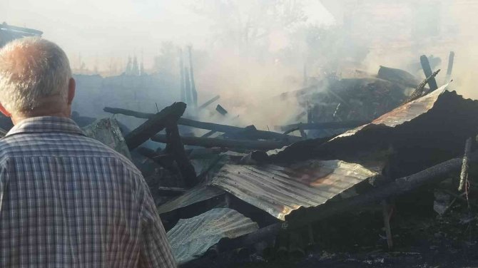 Alevlere teslim olan ahır ve samanlık küle döndü