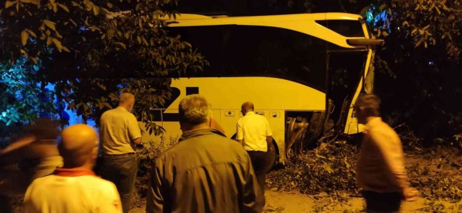 Yolcu otobüsüyle kamyonet çarpıştı: 2 ölü, 8 yaralı