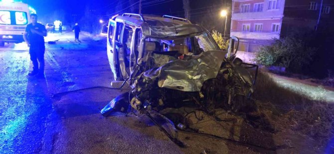 Yolcu otobüsüyle kamyonet çarpıştı: 2 ölü, 8 yaralı