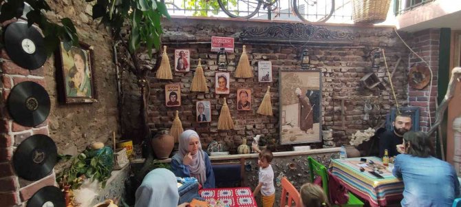 Bu kafeye gelenler 40 yıl öncesine yolculuk yapıyor