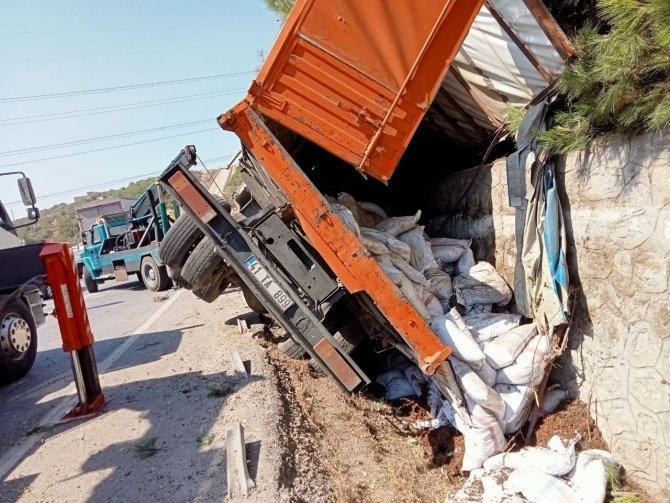 Freni boşalan kamyon, devrilip sürüklendi