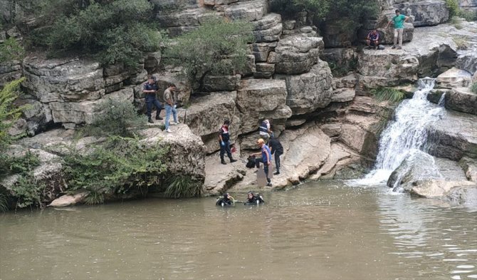 Kayalıklardan düşerek ölen genç toprağa verildi