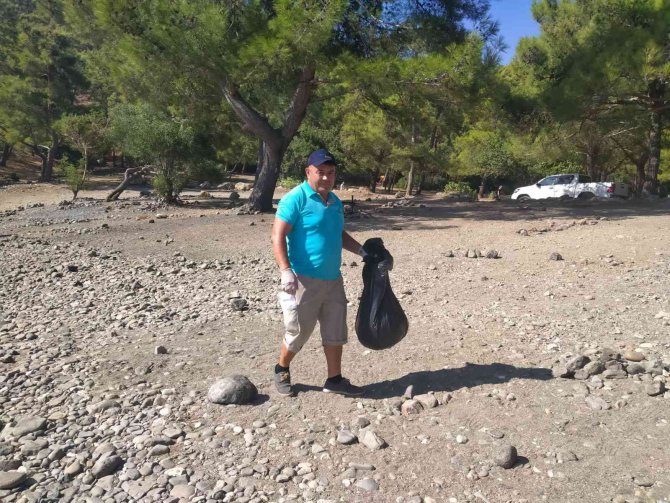 Kıyı temizliğinde 650 kilo çöp toplandı