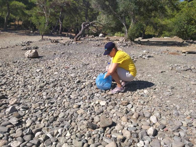 Kıyı temizliğinde 650 kilo çöp toplandı