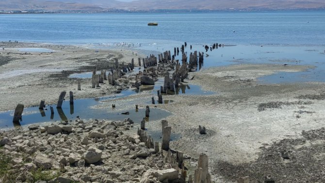 O göl'de büyük su kaybı: 100 yıllık iskele ortaya çıktı