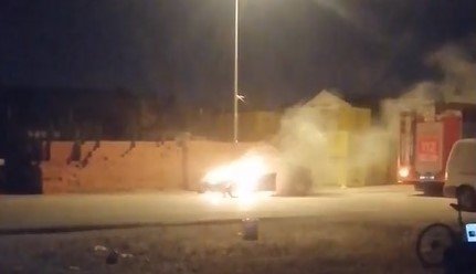 Seyir halindeki otomobil alev aldı