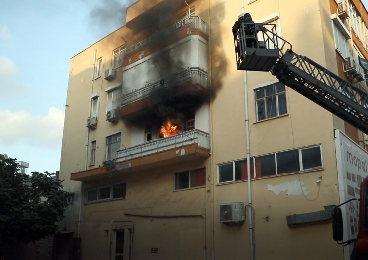 Sinir krizi geçirince balkonu yaktı, eşyaları sokağa fırlattı
