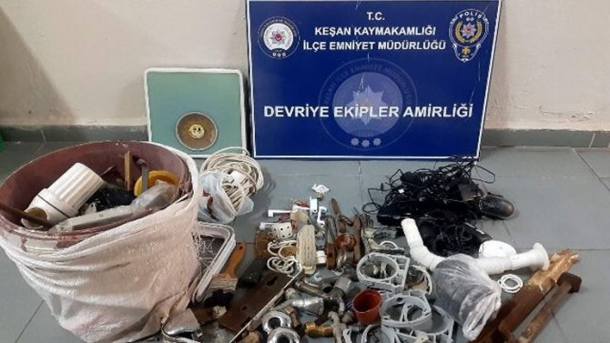 Şüphelilerin çuvalından çok sayıda çalıntı malzeme çıktı