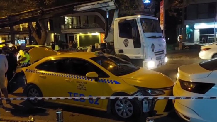 Yolcu alan taksiye otomobil çarptı: 2 yaralı