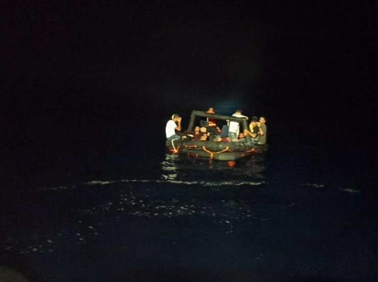 48 kaçak göçmen kurtarıldı, 29 kaçak göçmen yakalandı