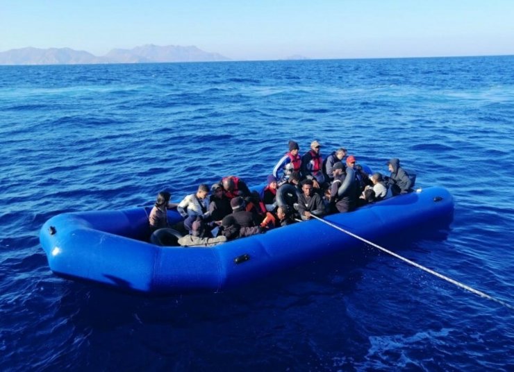 48 kaçak göçmen kurtarıldı, 29 kaçak göçmen yakalandı