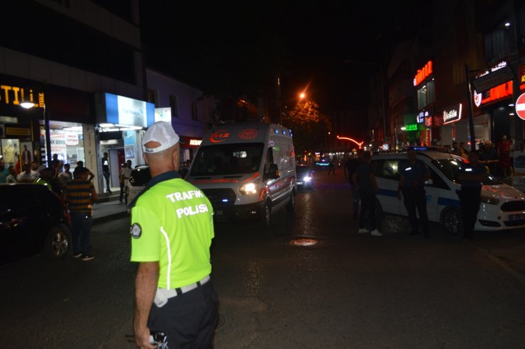 Kaza sonrası çıkan kavgayı ayırmak isteyen 3 polis yaralandı; 6 gözaltı