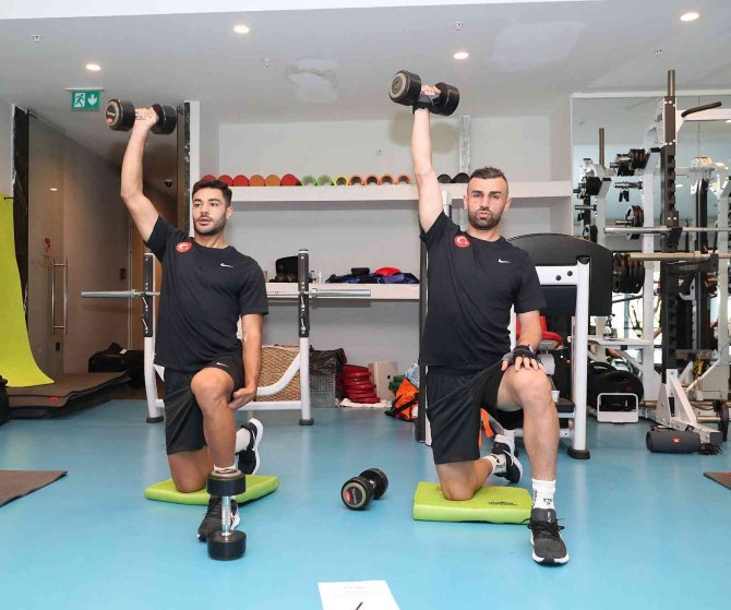 Milliler salonda çalıştı